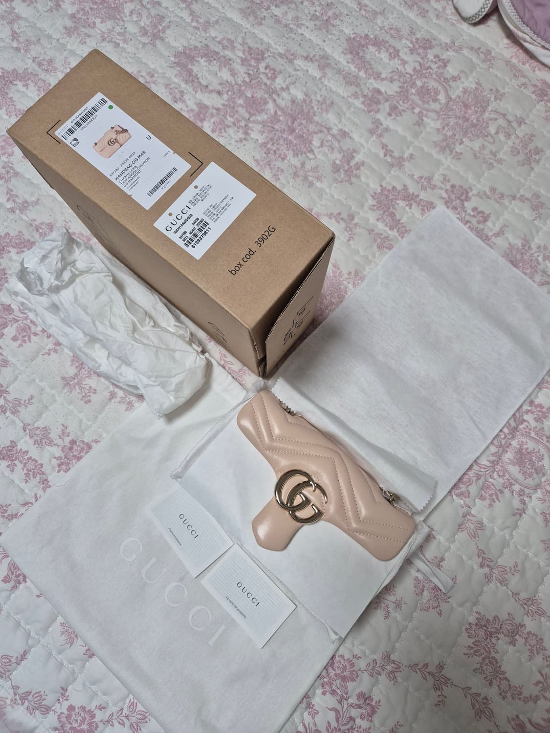 구찌 GG 마몽 스몰 숄더백 소프트 핑크 컬러입니다.
(모델번호 8372 상품이미지10