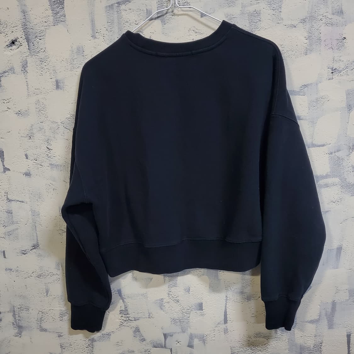 게스 네이비 핑크 로고 크롭 맨투맨  상품이미지2