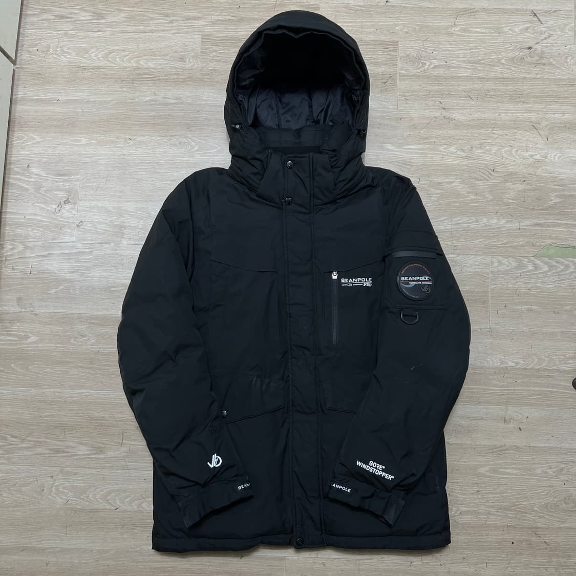 빈폴 아웃도어 덕다운 와펜 후드 패딩 점퍼 [블랙] L/100 상품이미지1