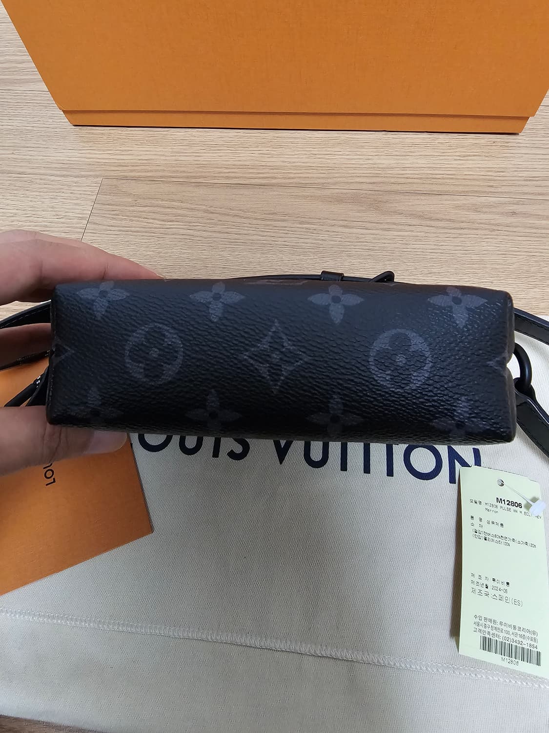 루이비통 퍼렐 이클립스 펄스 웨어러블 월릿 크로스백  상품이미지5