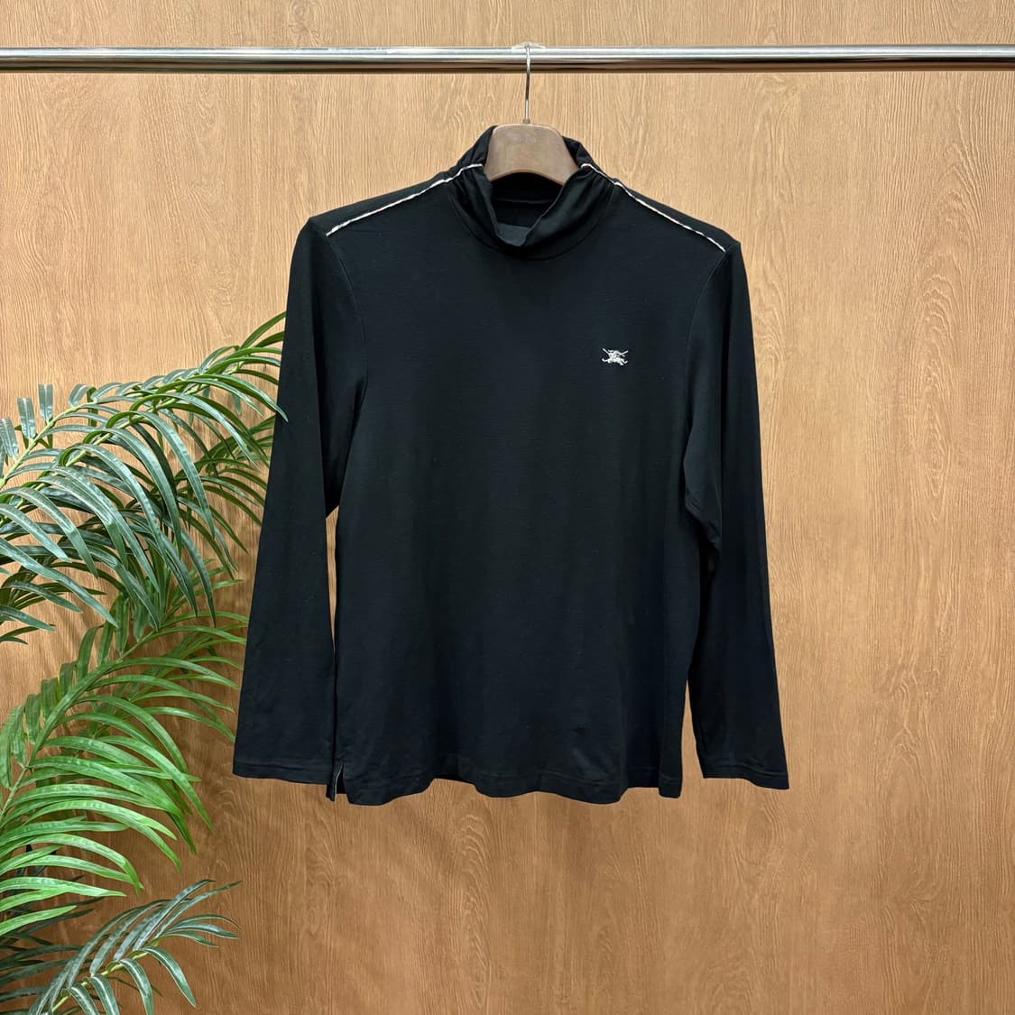 버버리 모크넥 긴팔 티셔츠 로고 자수 체크 라인 디테일 슬림핏 블랙 상품이미지1