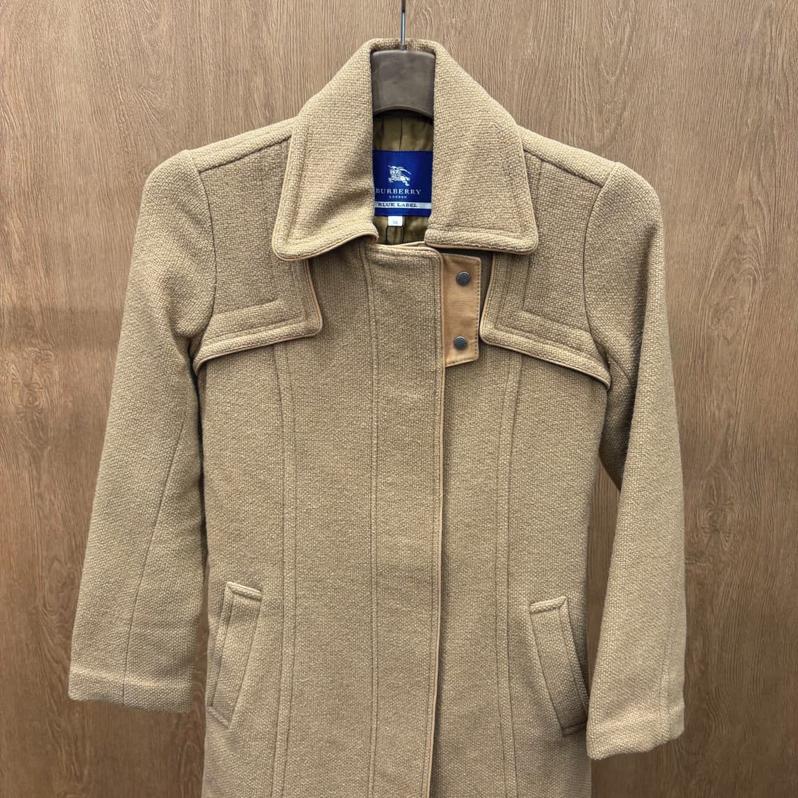 버버리 블루 라벨 카라넥 코트 배색 스냅 플랩 디테일 레귤러핏 베이지 상품이미지4