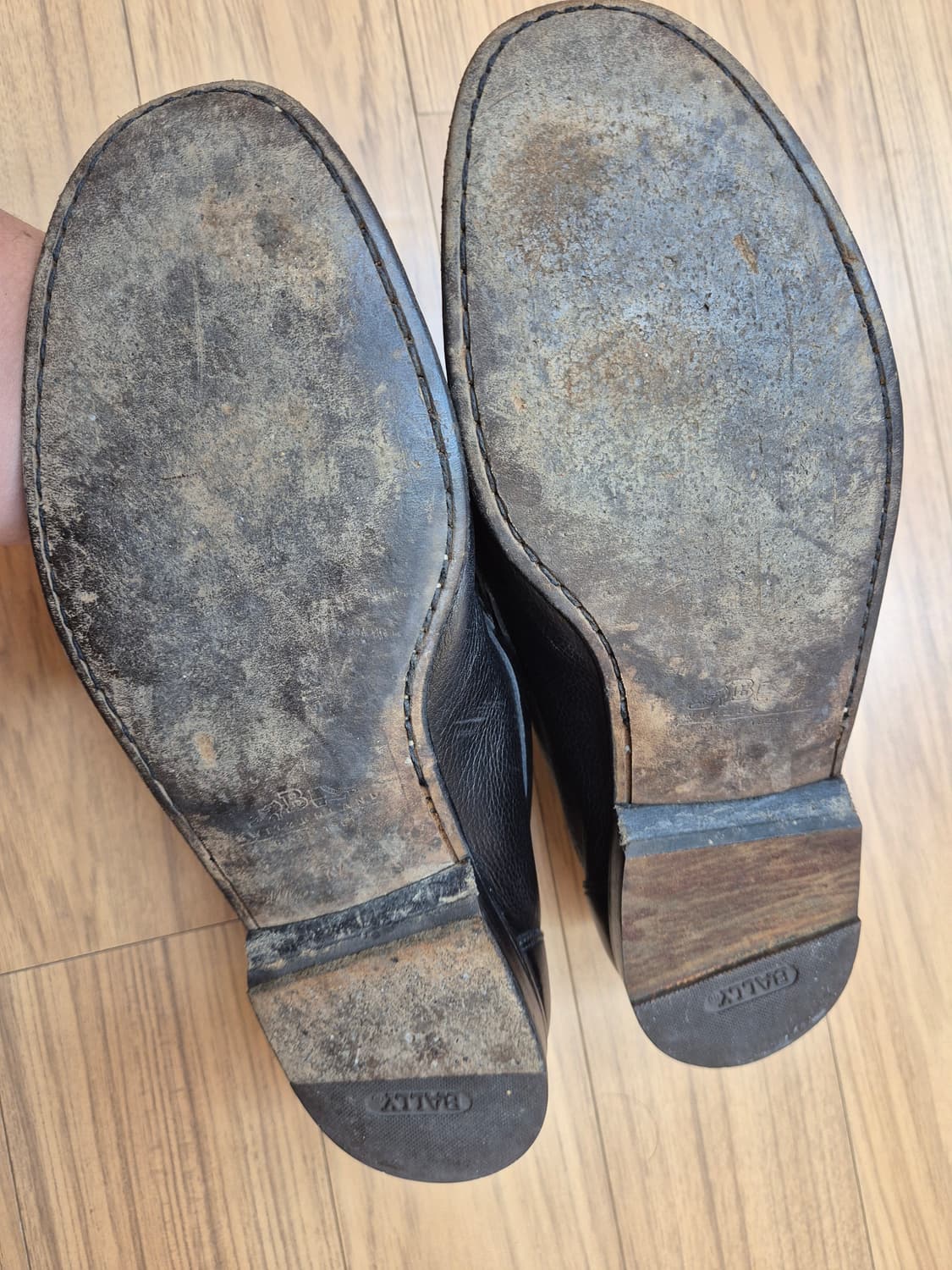Bally 남성 로퍼 판매합니다. 블랙 색상의 가죽 로퍼라 고급스럽고,  상품이미지5