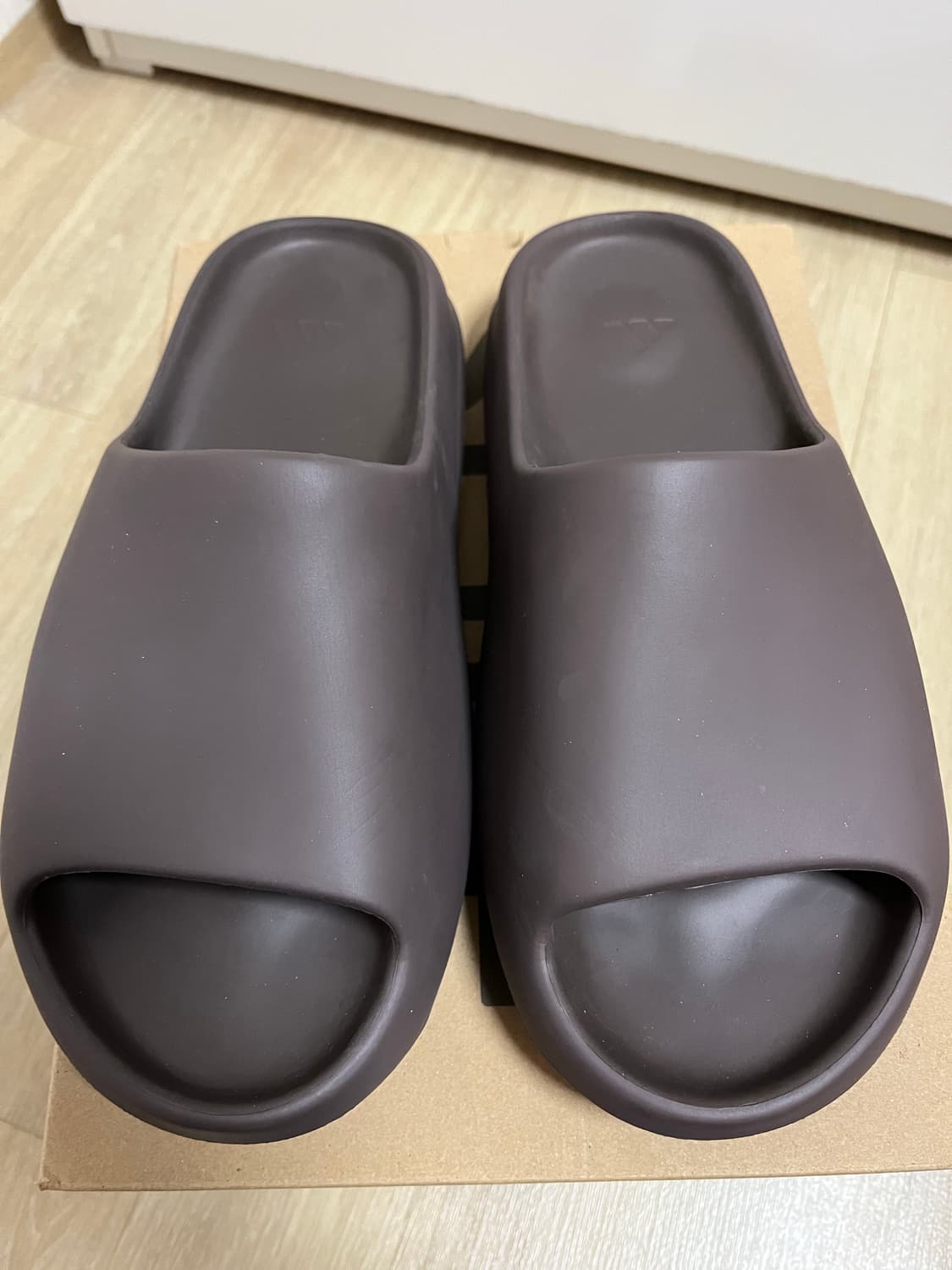 [285] 아디다스 이지 슬라이드 브라운 GX6141 상품이미지2