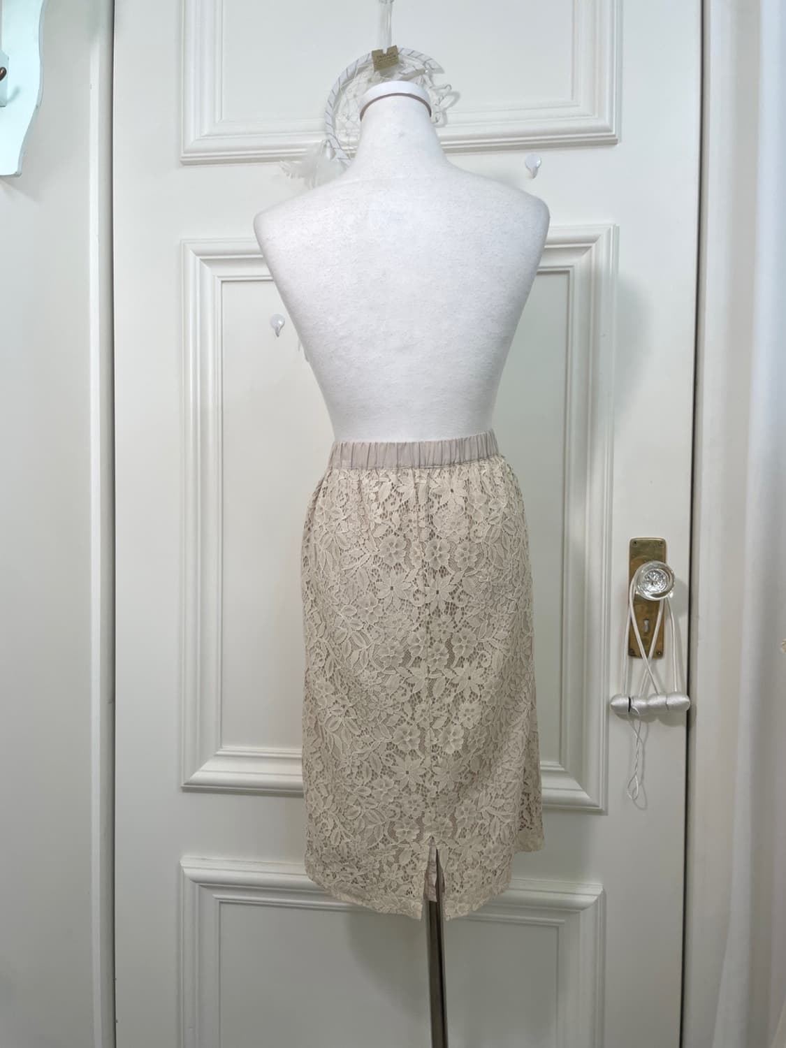 beige lace banding midi skirt(size-38) 상품이미지3