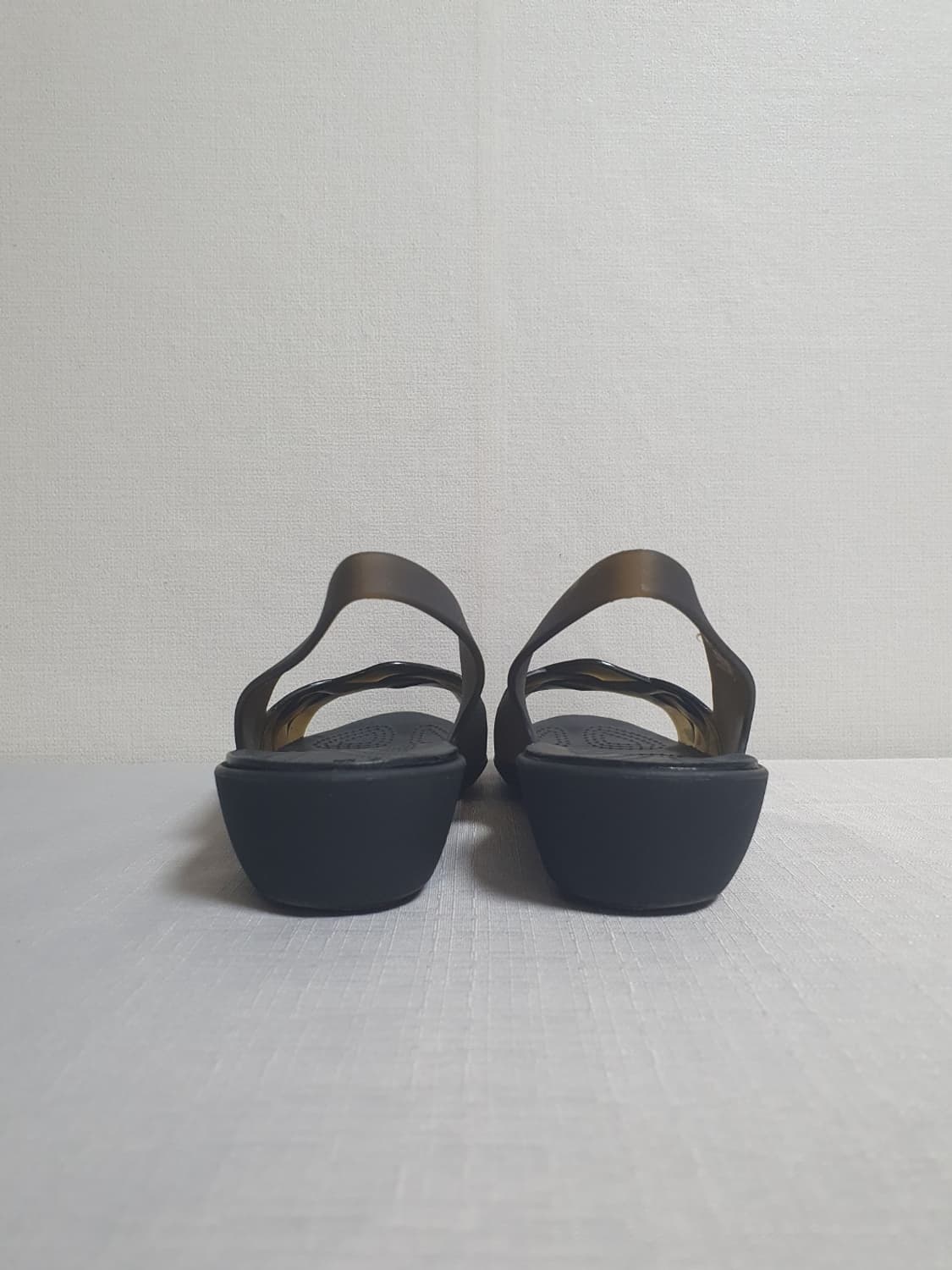 크록스 이사벨라 젤리 슬링백 미니웨지 블랙 230mm 상품이미지7