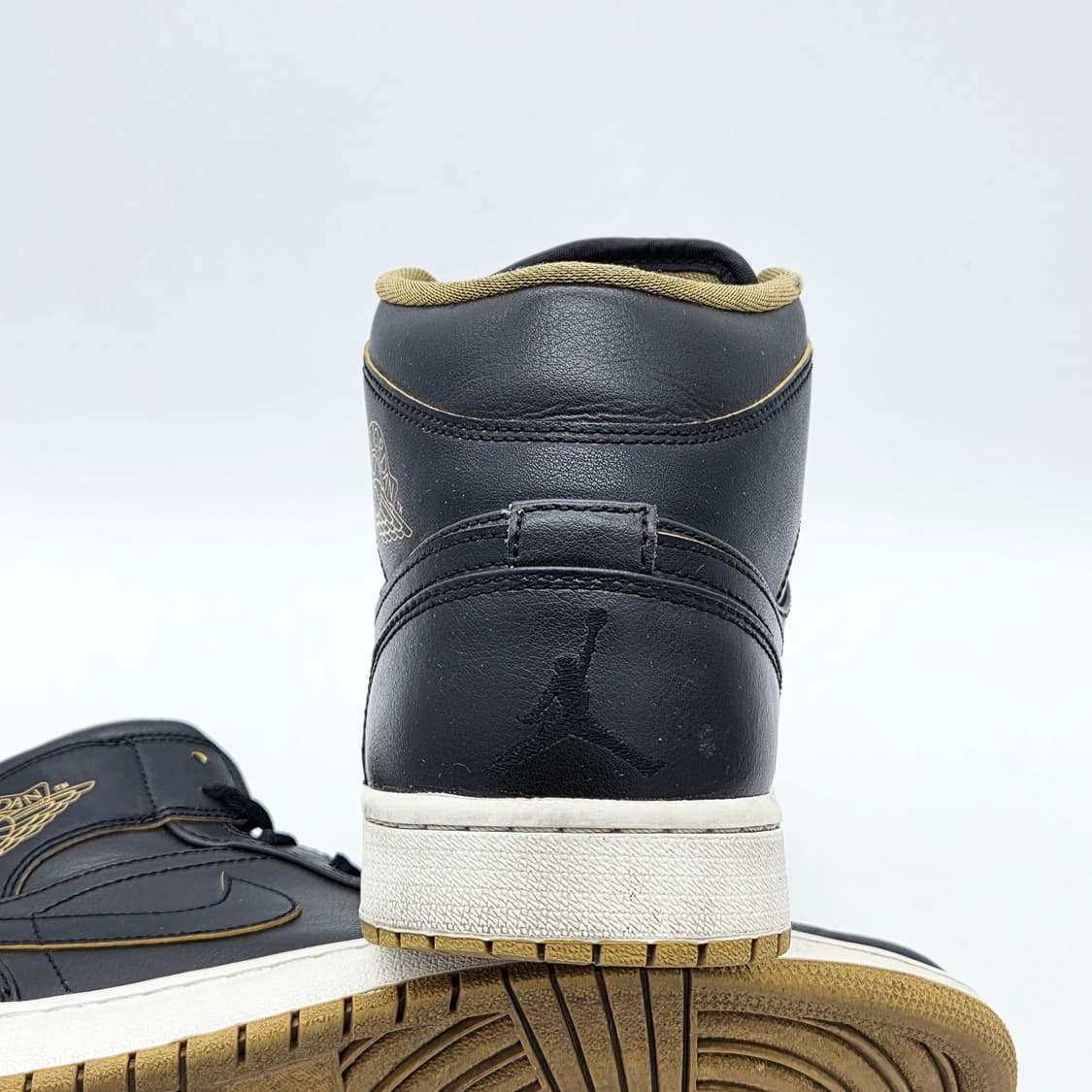 나이키 에어 조던 1 미드 블랙 메탈릭 골드 (285) 상품이미지2