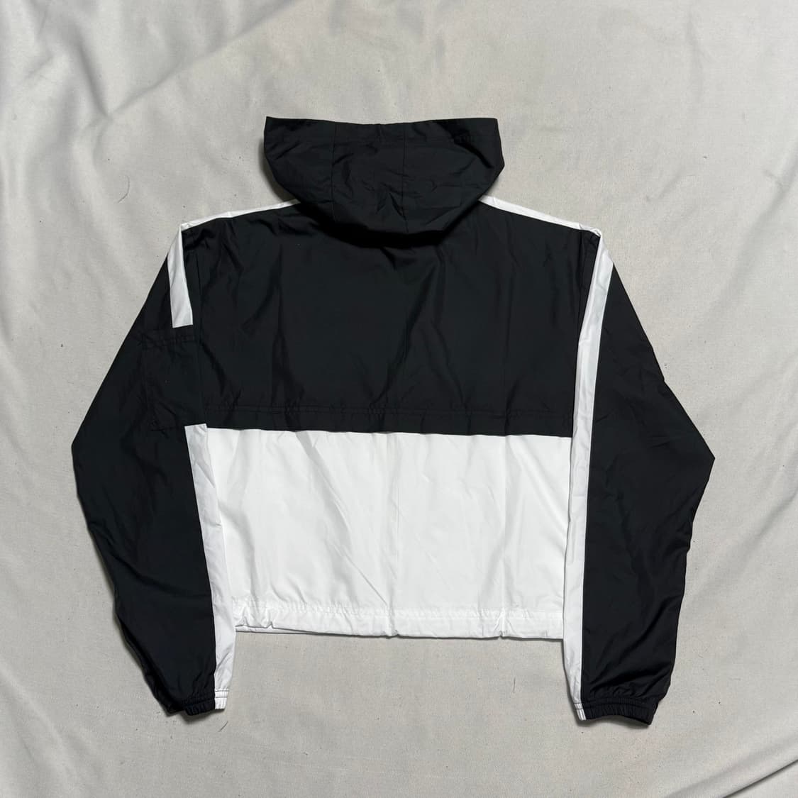 S 나이키 화이트 블랙 배색 크롭 바람막이 상품이미지3