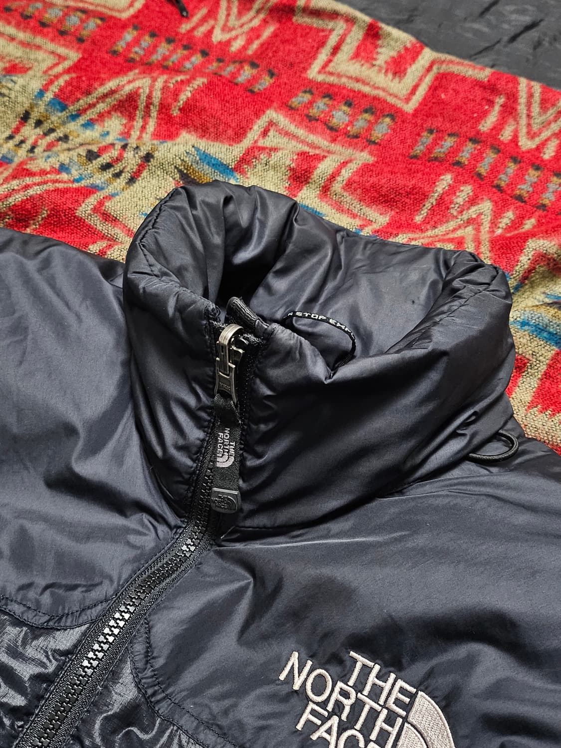 노스페이스 700 눕시 패딩 블랙 90 상품이미지3