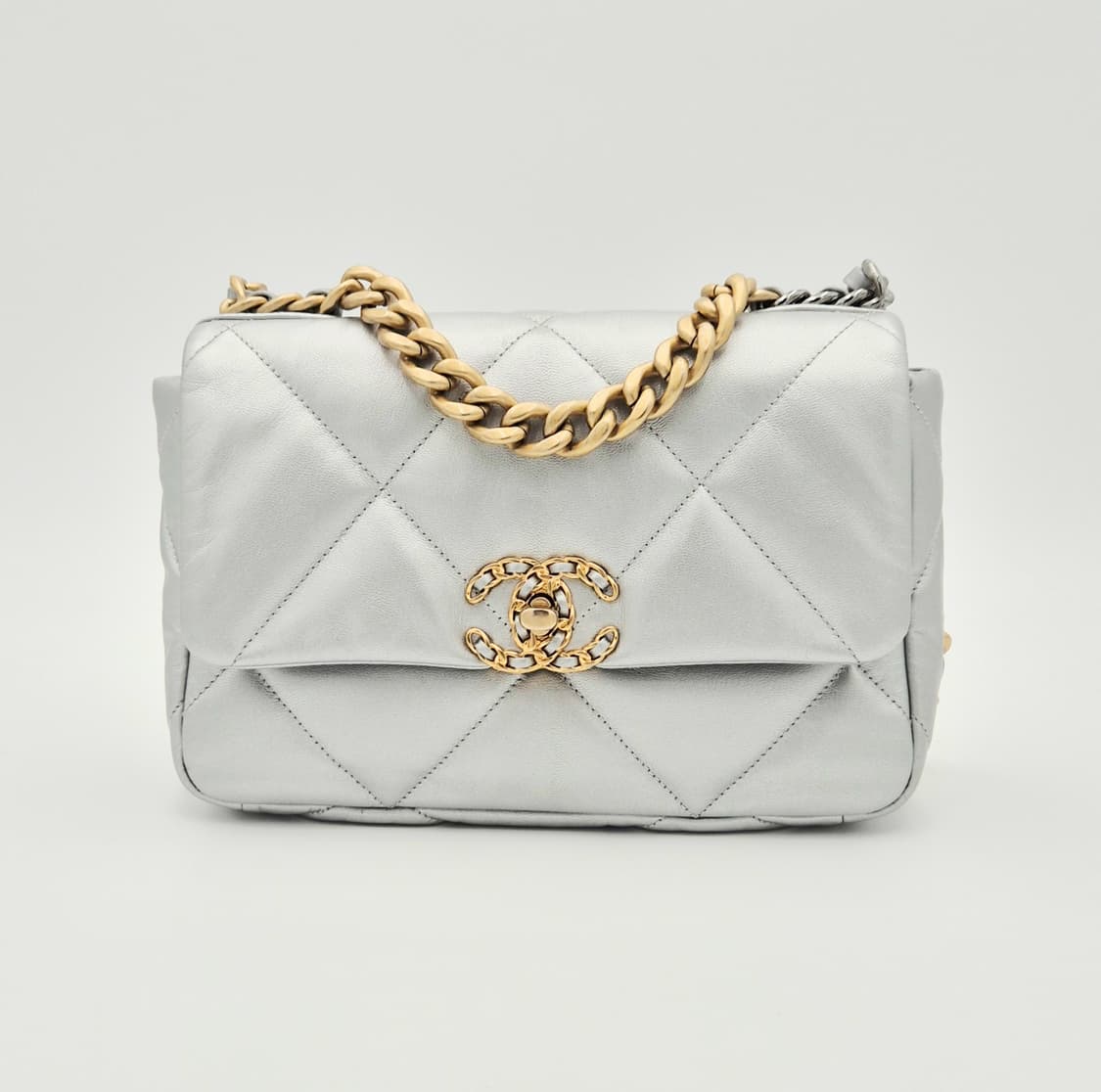 샤넬 19 미듐 실버 플랩 금장 체인 숄더백 상품이미지2