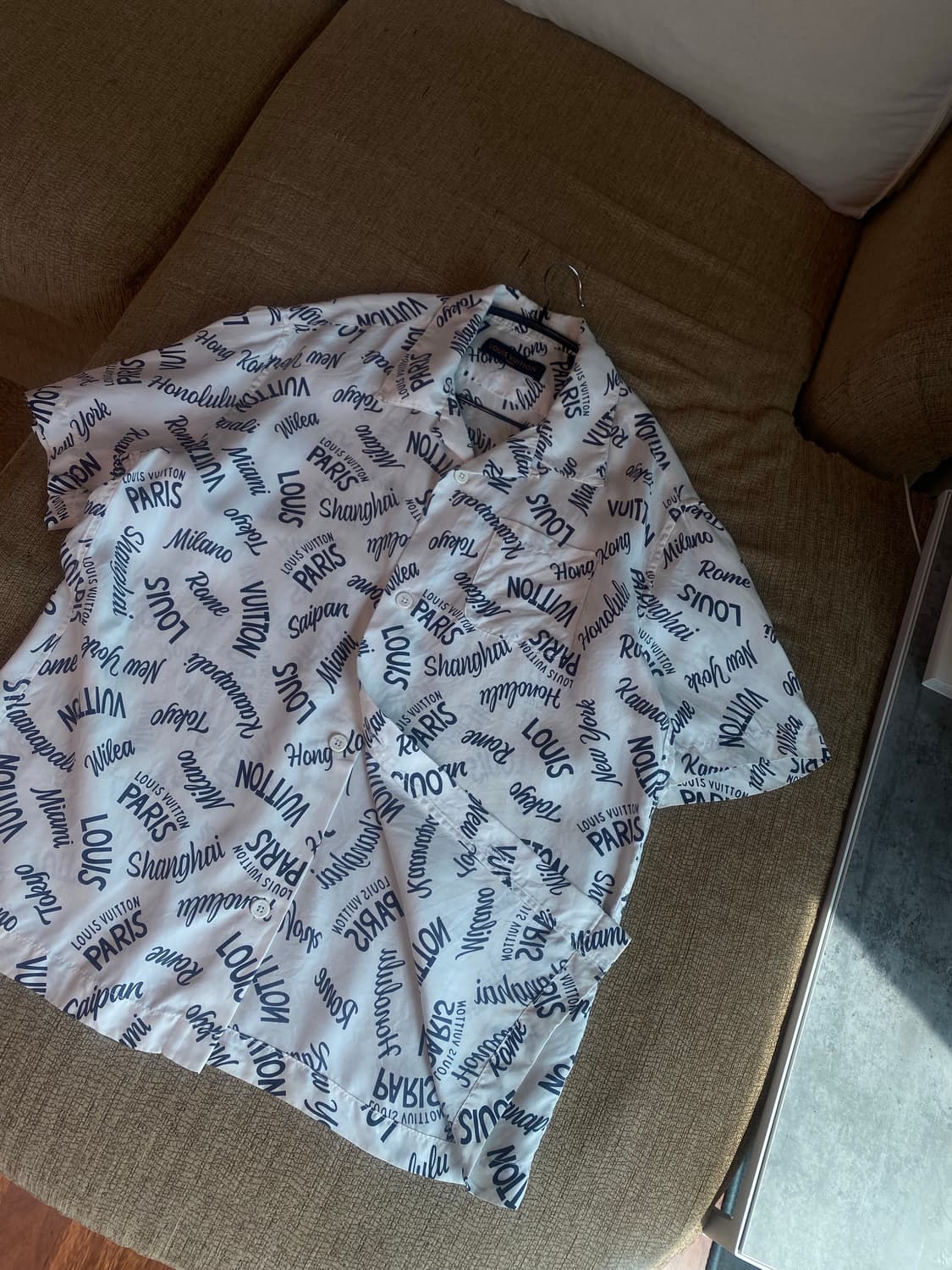 루이비통 시티 로고 프린트 실크셔츠 ㅡ 100~105 상품이미지2