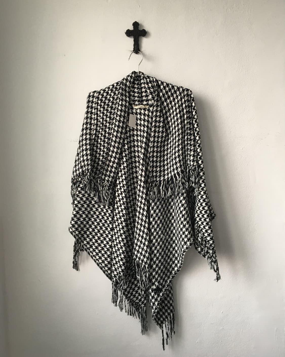Hound tooth pattern fringe cape 상품이미지2