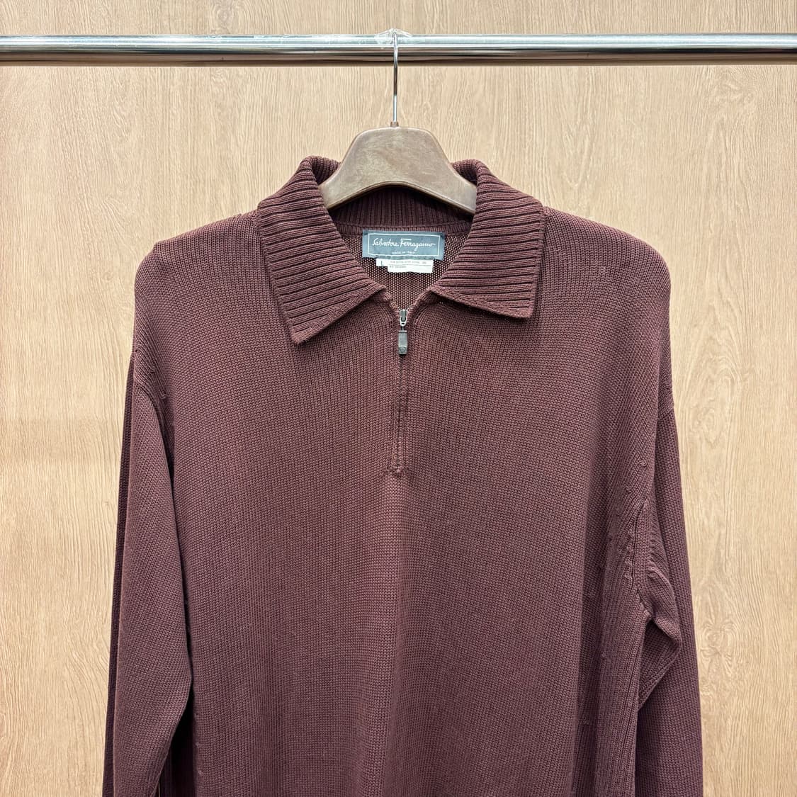 살바토레 페라가모 카라넥 코튼 긴팔 니트 하프 집업 디테일 다크 버건디 상품이미지4