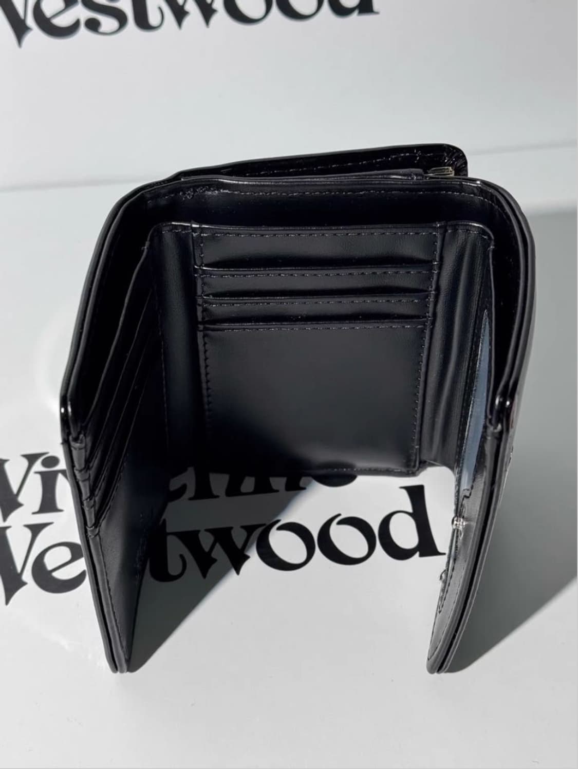 비비안웨스트우드 아카이브 블랙 애나멜 레더 은장 하프월렛 반지갑 상품이미지4
