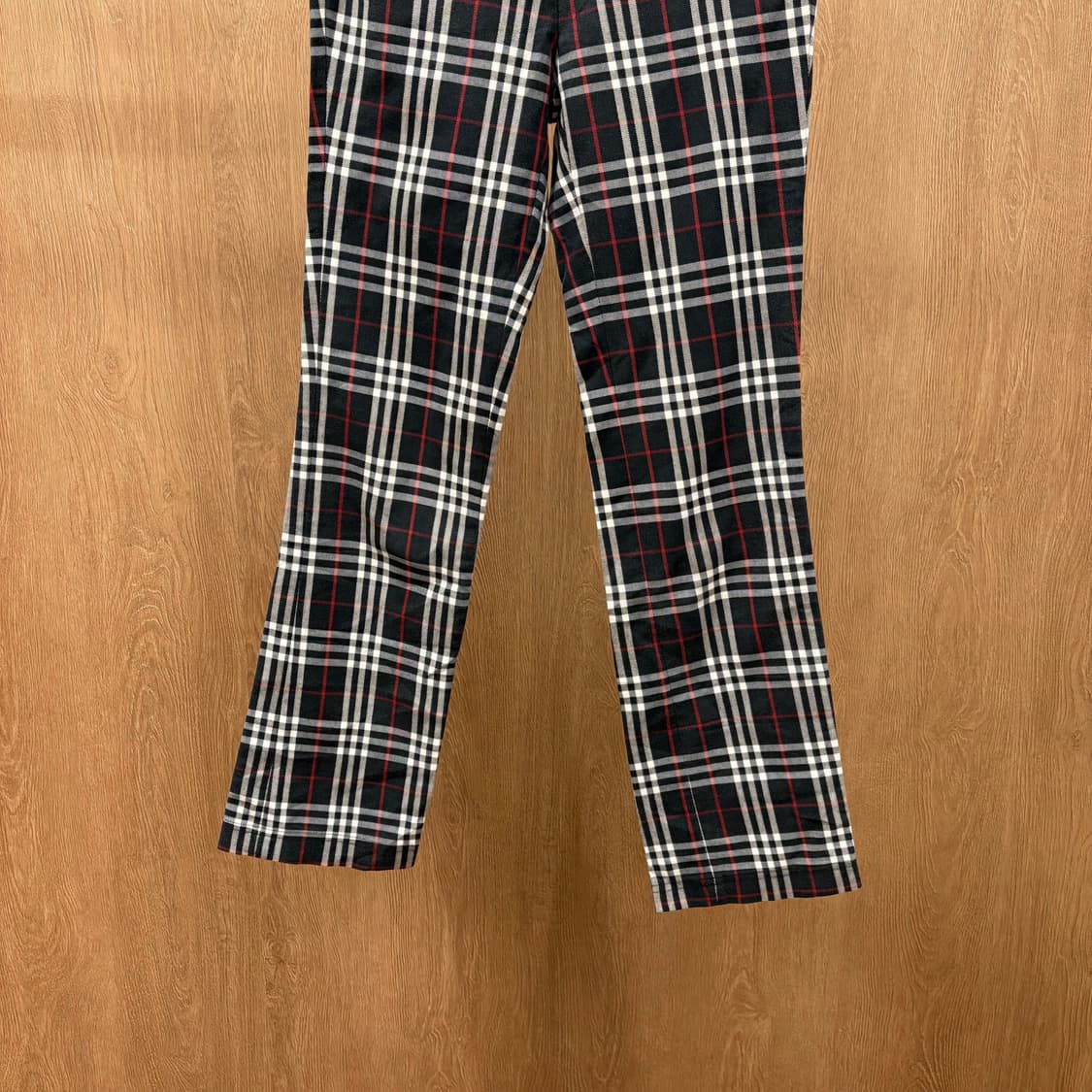 버버리 런던 노바 체크 스트레이트 팬츠 플랩 포켓 백 포켓 디테일 블랙 상품이미지5