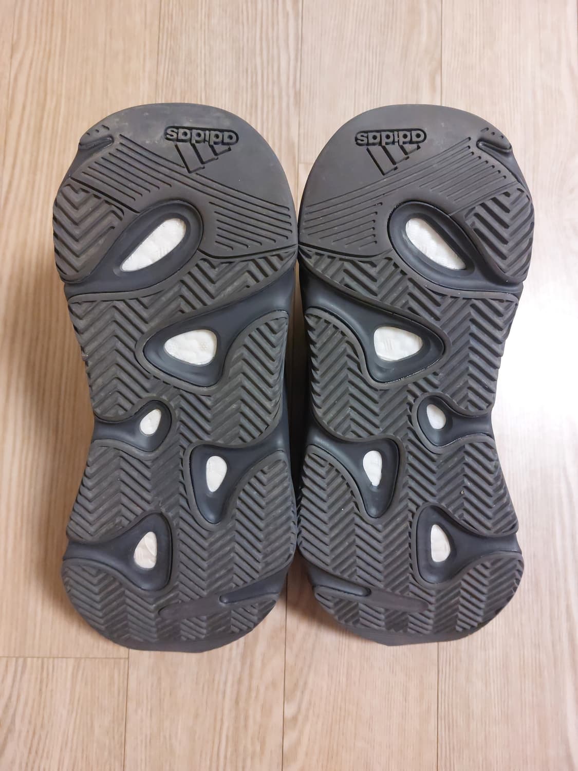 아디다스 이지 부스트 700 MNVN 레진 상품이미지8