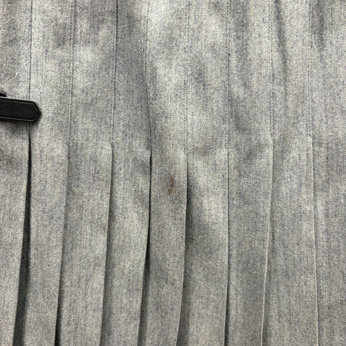 마가렛호웰 미디 스커트 박스 플리츠 웨이스트 밴드 버클 디테일 그레이 상품이미지9