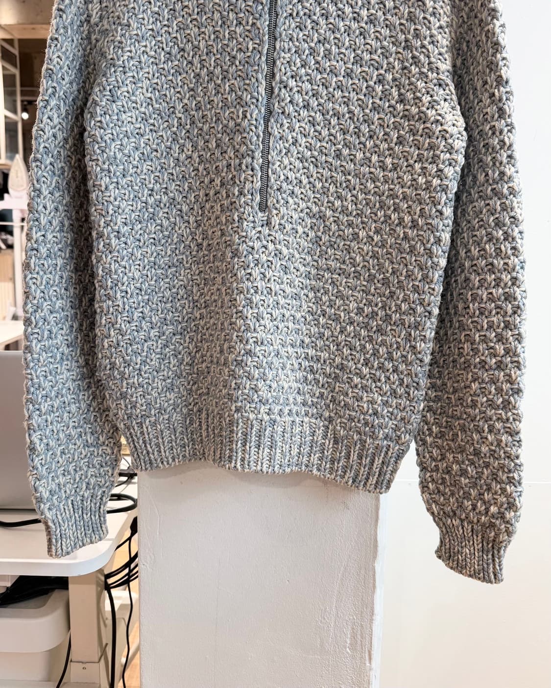 프라다 아이보리 블루 하프 집업 암패치 니트 상품이미지6