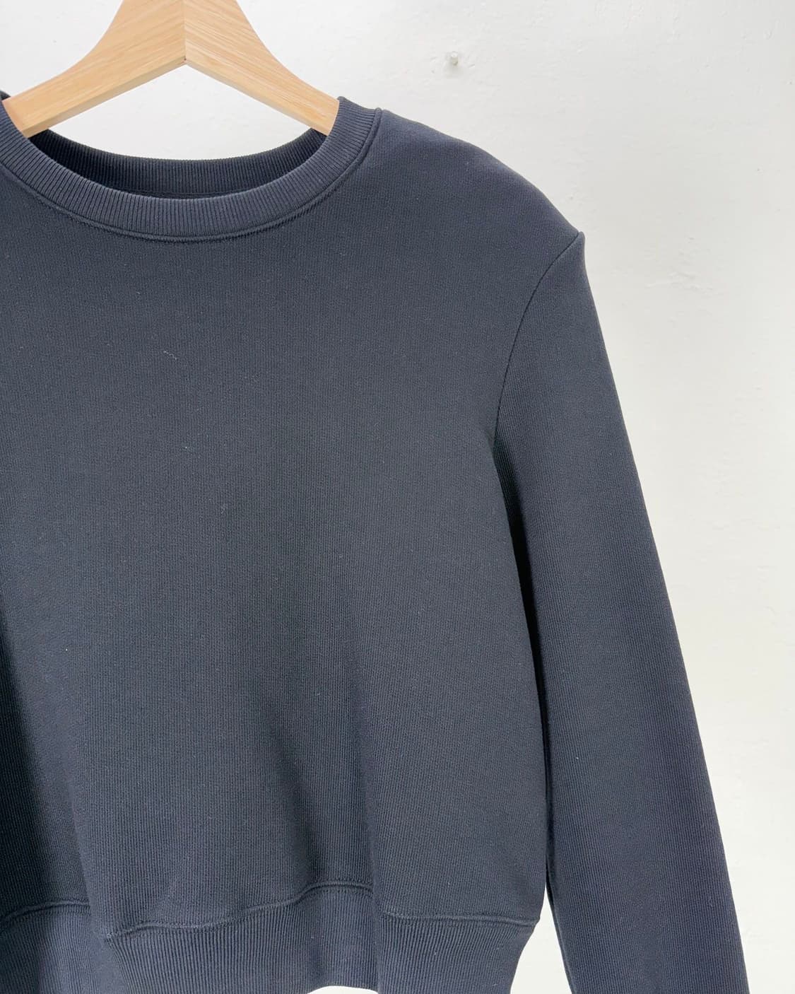 드리스반노튼 숄더패치 블랙 스웨트 셔츠 상품이미지4