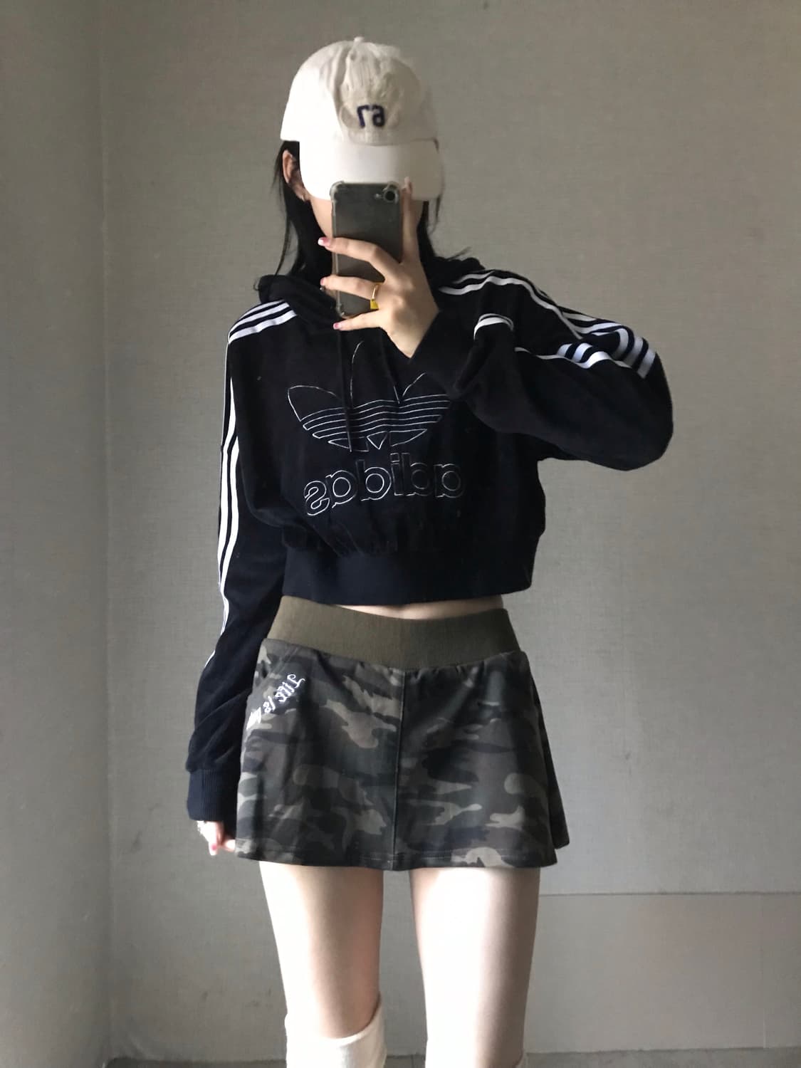 아디다스 벨벳 크롭 후드티 상품이미지3