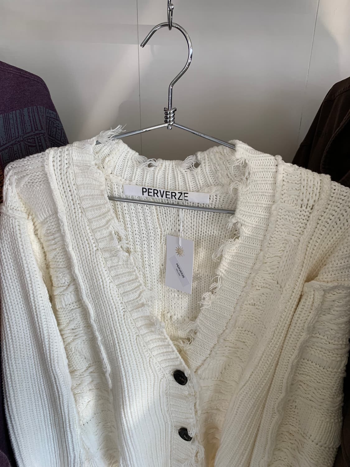 Perverze 퍼버즈 데미지 니트 가디건 상품이미지2