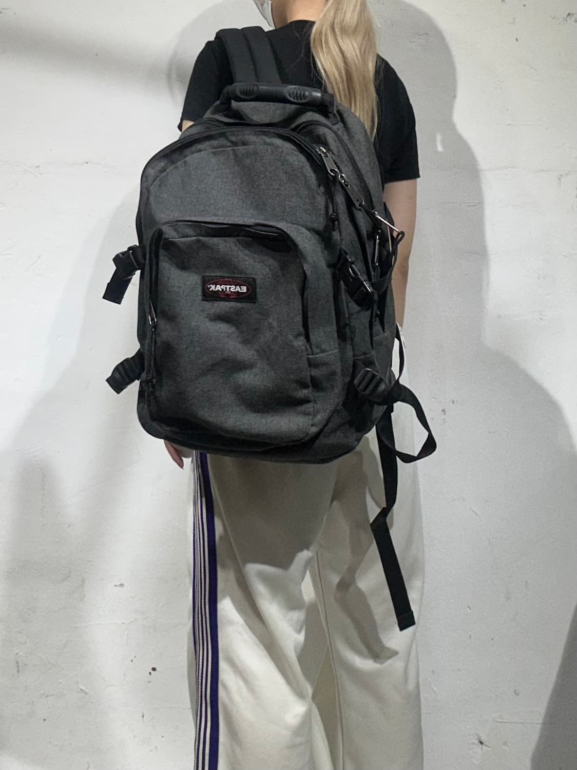 이스트팩 그레이 백팩 가방 상품이미지1