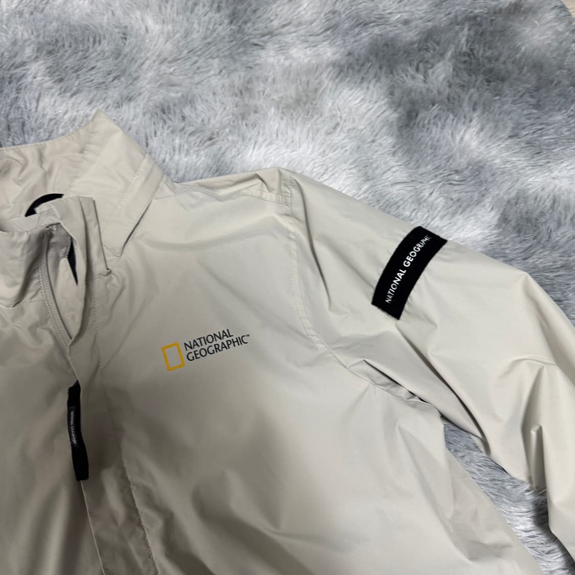 내셔널지오그래픽  경량 바람막이 L사이즈  상품이미지2