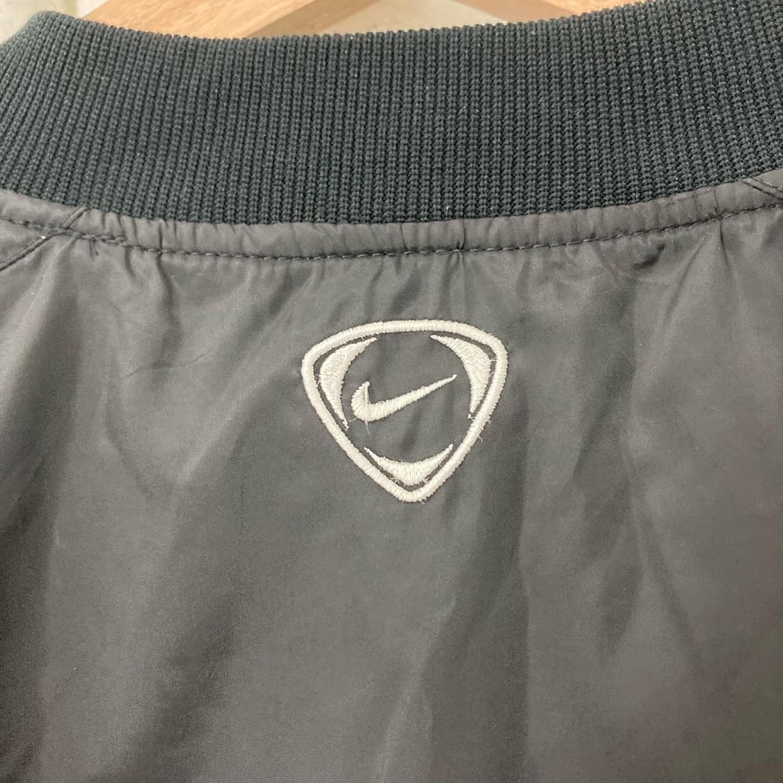 나이키 블랙 화이트 배색 빅로고 웜업 상품이미지4