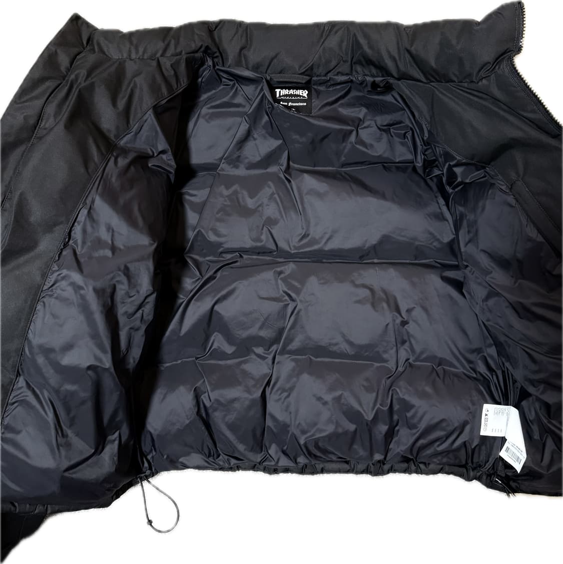 트레셔 엠보스 로고 숏 푸퍼 무광 블랙 S 상품이미지3