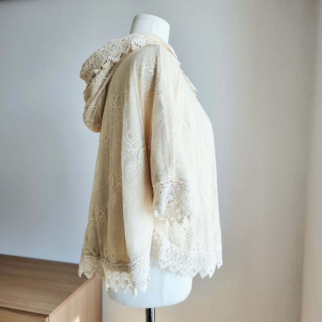 어스뮤직 아이보리 리버시블 니트 케이프 망토 상태최상 상품이미지9