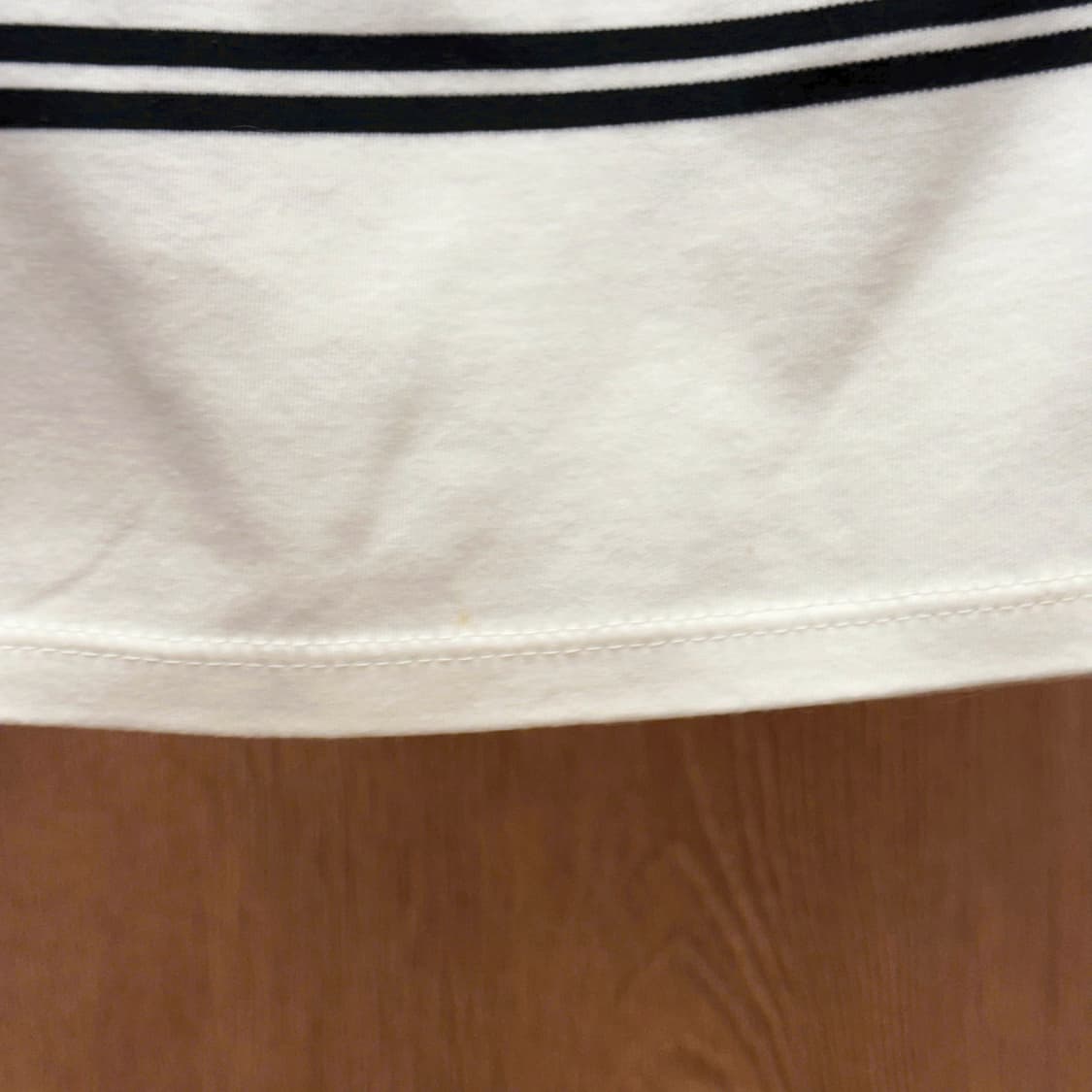 꾸레쥬 반팔 니트 티셔츠 스트라이프 패턴 넥라인 리본 디테일 네이비 상품이미지10