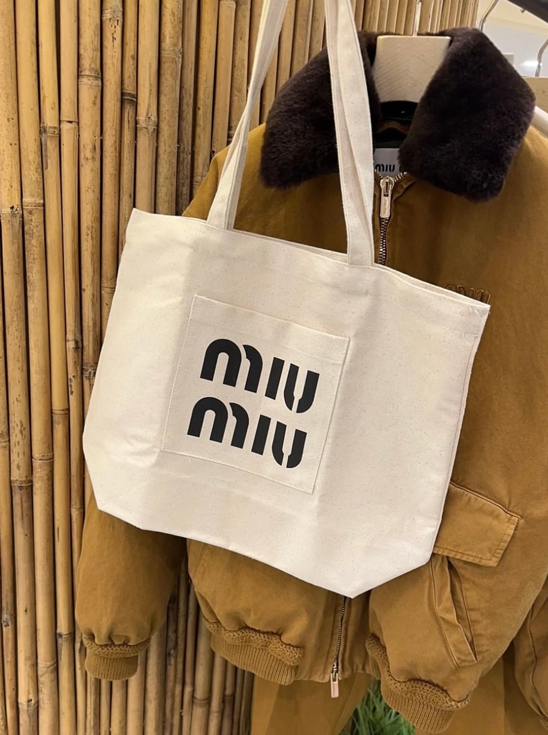미우미우 리사이클 에코백 내츄럴 라지 상품이미지1