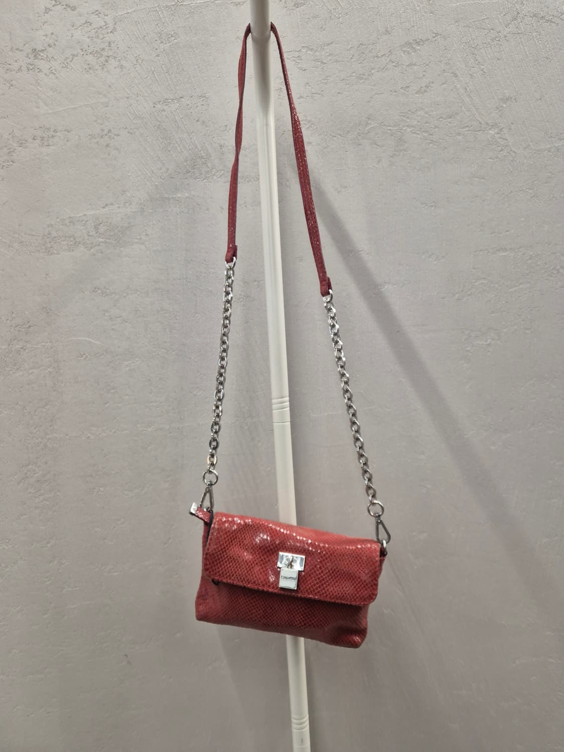 캘빈클라인 여성 레드 뱀피 패턴 체인 크로스백 상품이미지2