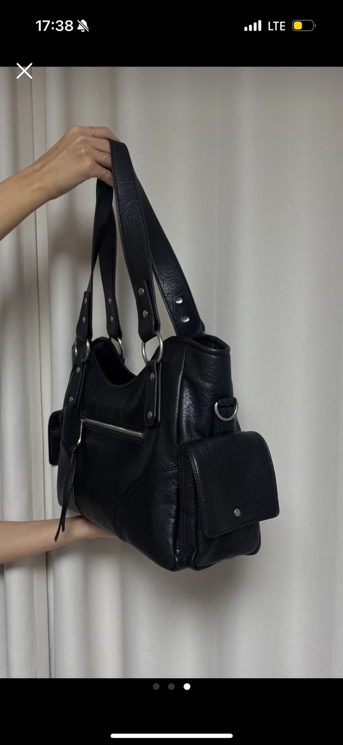 이우가마카라스 스터드 레더 숄더백 상품이미지5