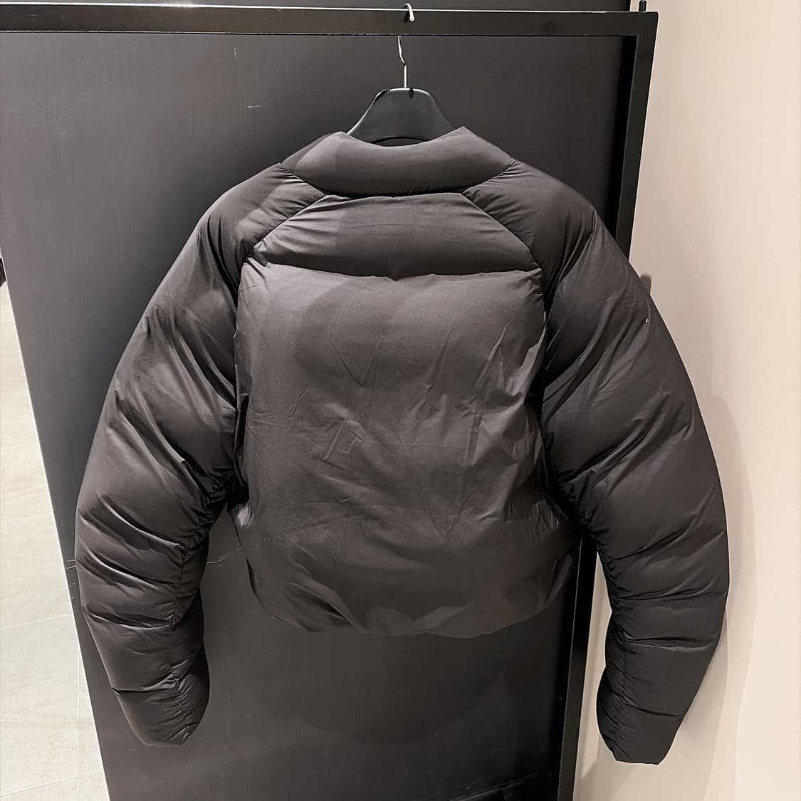 (정품/새상품) 엔타이어 스튜디오 남성 블랙 필로우 봄버 덕다운 패딩 상품이미지3