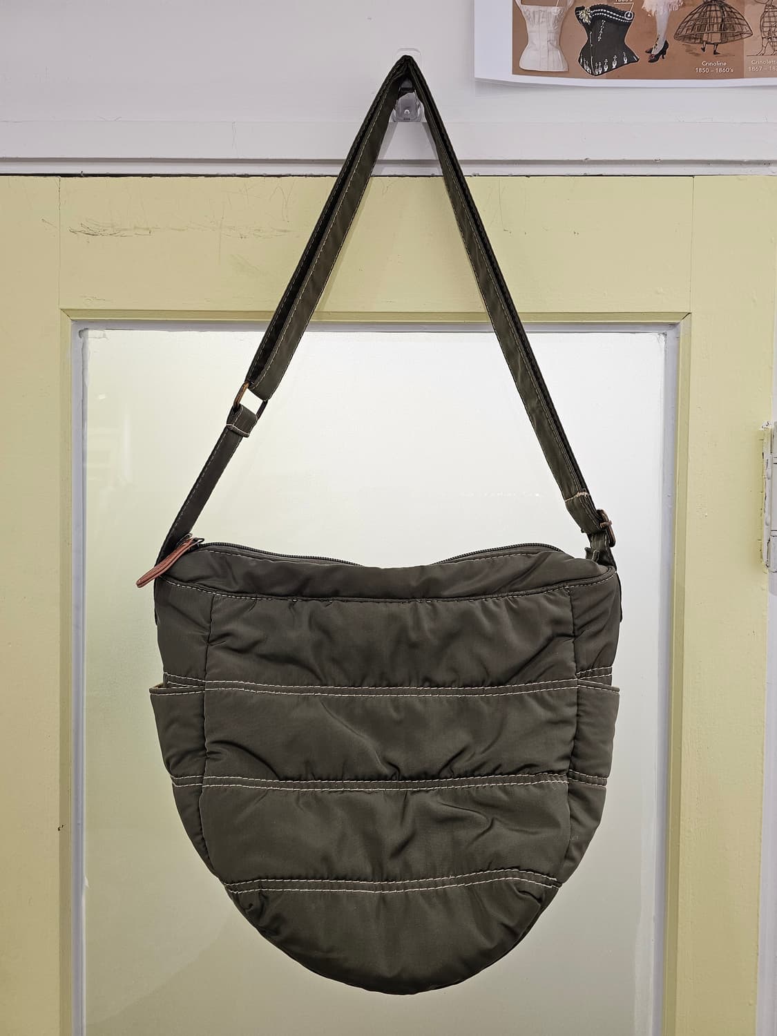 Japan 카키 패딩 크로스백 상품이미지7