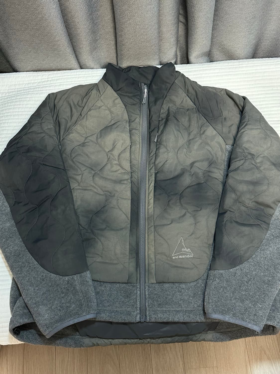 로아 x 앤드 원더 퀼팅 플리스 자켓 그레이 상품이미지1