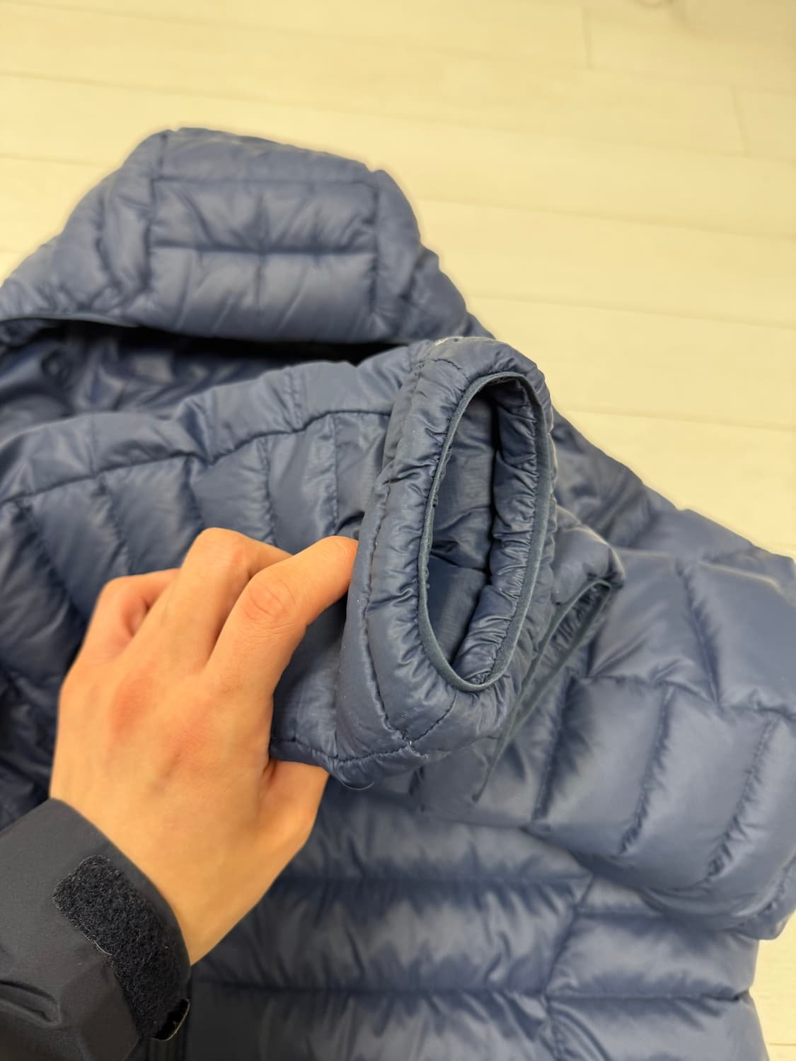 파타고니아 다운 스웨터 후디 네이비 색상 L사이즈입니다. 후드 달려있어서 상품이미지5