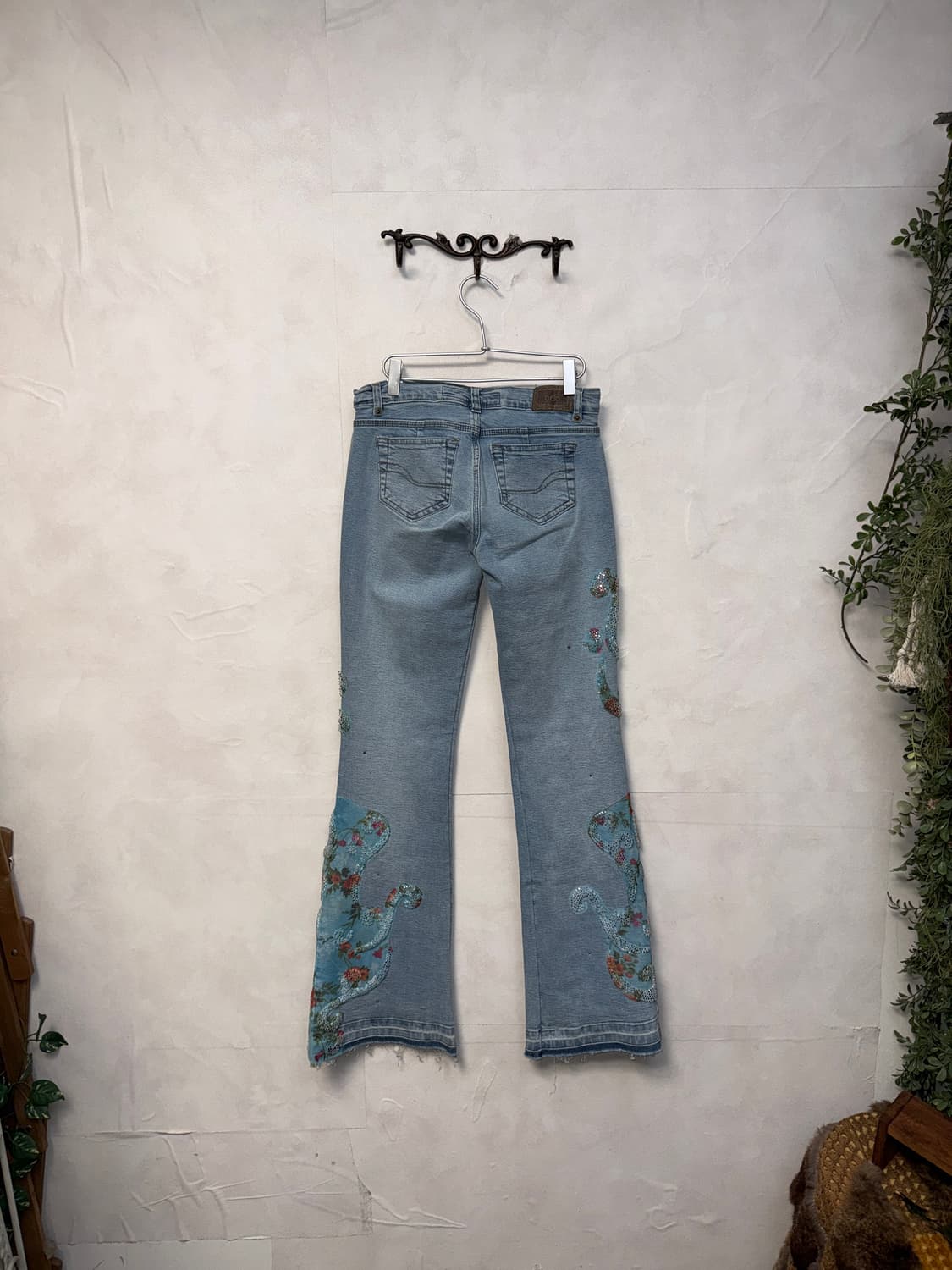 Denim ethnic floral beads detail 부츠컷팬츠 상품이미지7