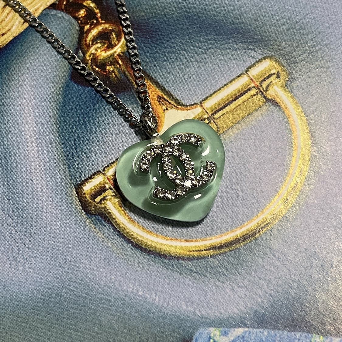 샤넬 민트 글라스 하트 크리스탈 CC로고 실버 목걸이 상품이미지2