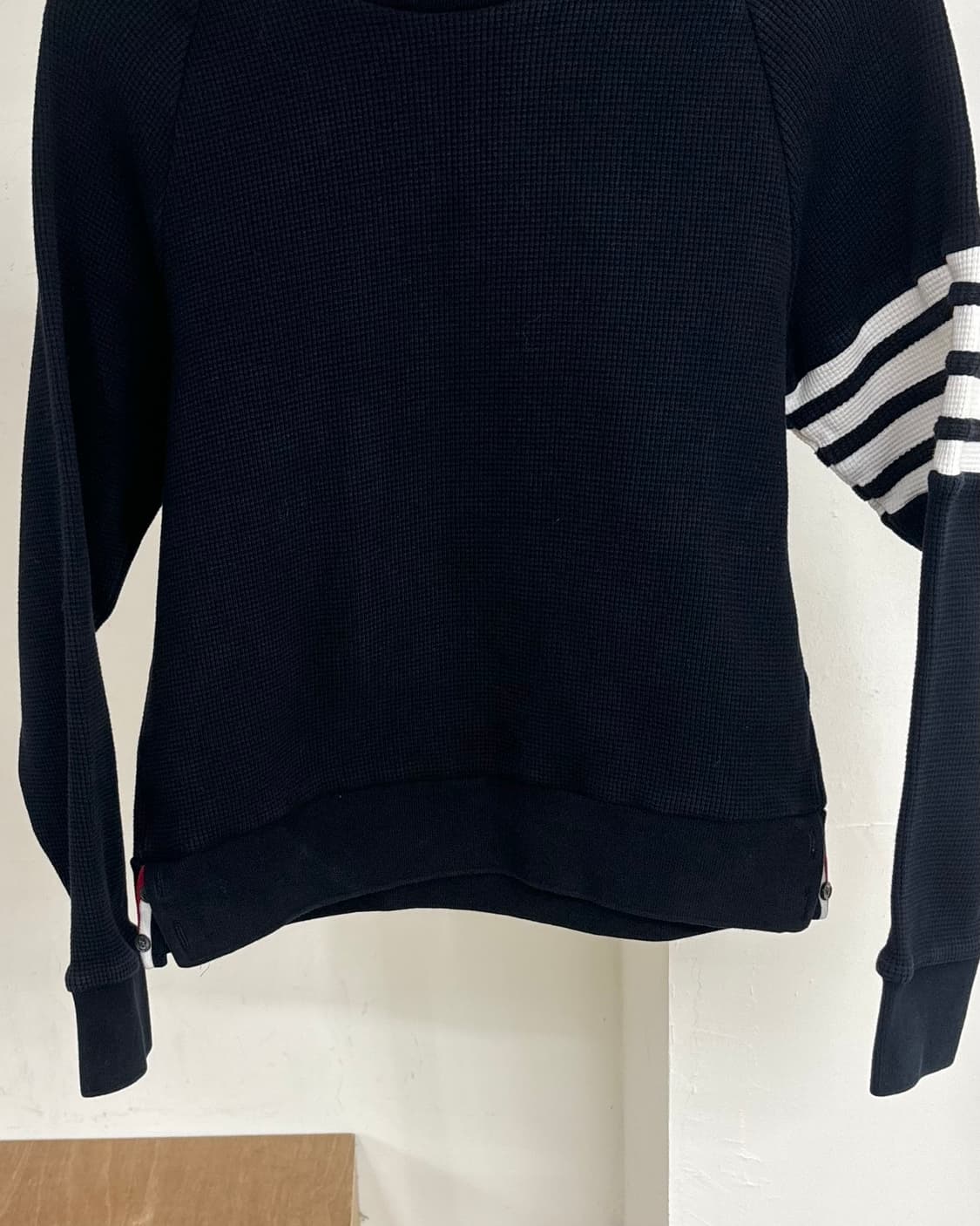 톰 브라운 네이비 4바 와플 니트 맨투맨 상품이미지5