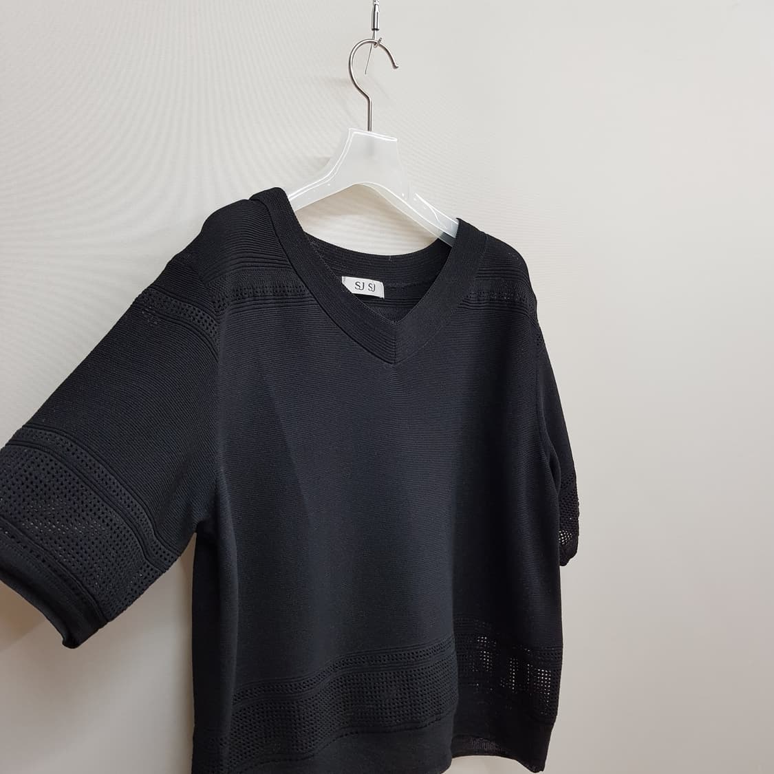 한섬 sjsj 2022 펀칭 조직 반팔 브이넥 니트 F사이즈 상품이미지3