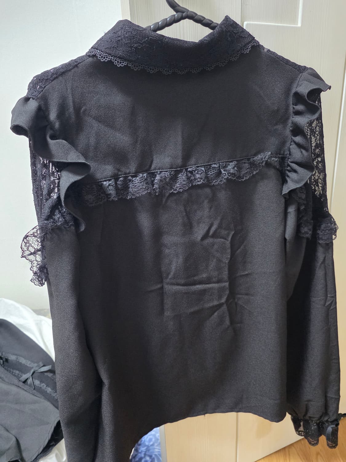 디마럽 레이스 프릴 하트 비쥬 블라우스 상품이미지2