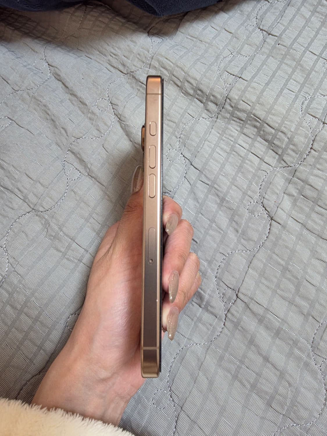 아이폰16프로 골드 상품이미지3