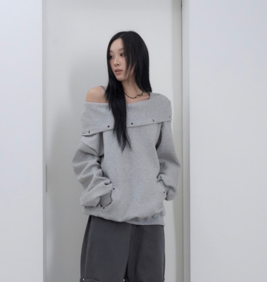 로웨어 아일렛 오프숄더 후드 그레이 상품이미지3