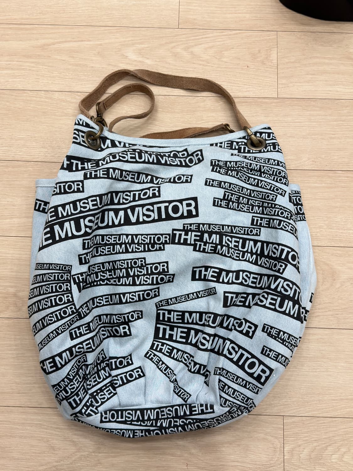 The Museum Visitor 로고 프린트 토트백 상품이미지1