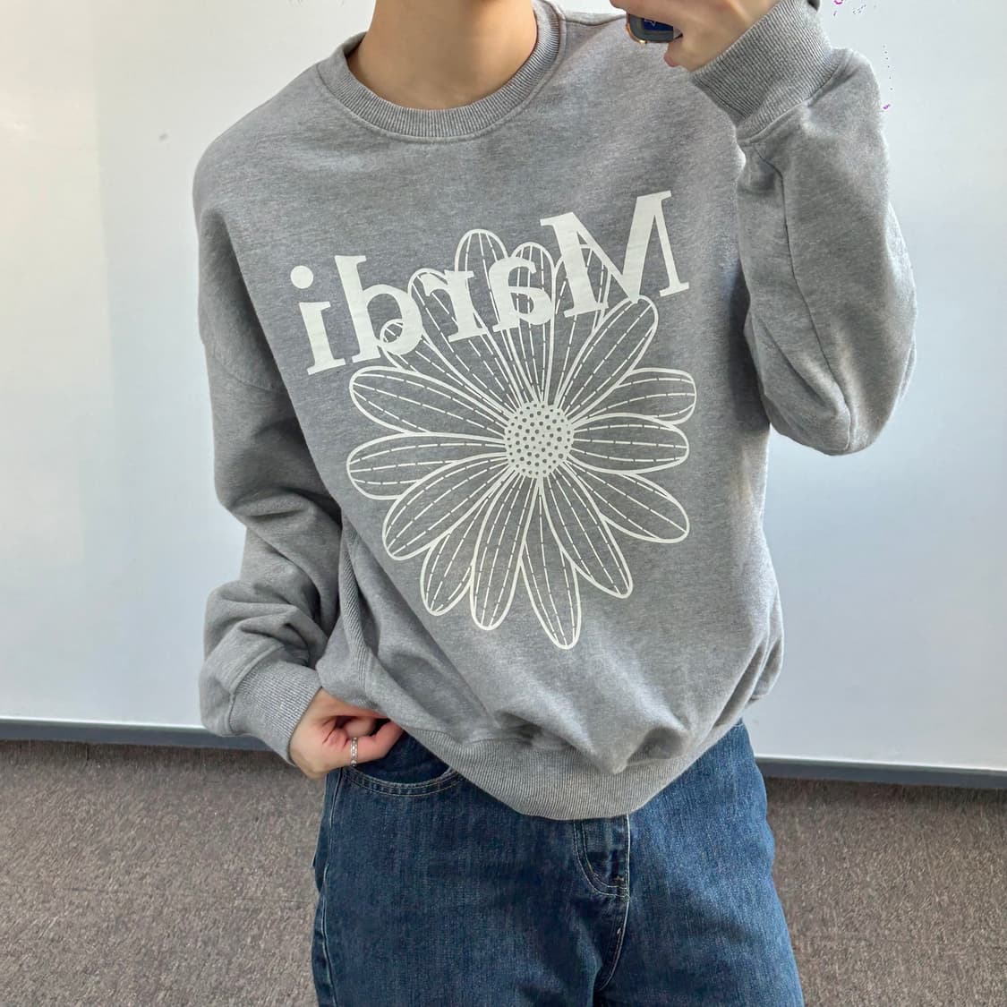 Mardi mercredi 마르디메크르디 화이트 로고 그레이 맨투맨 상품이미지2