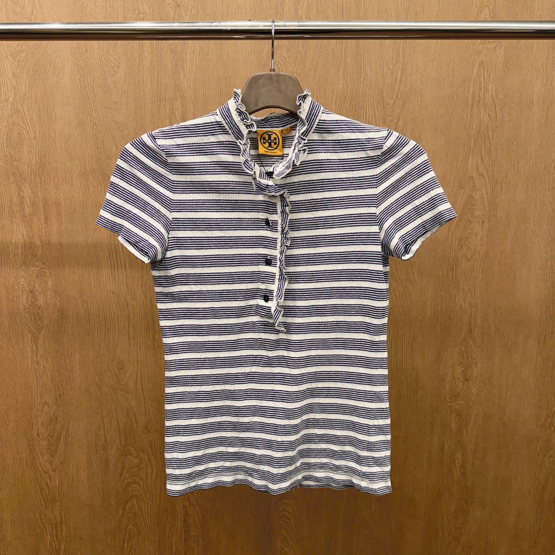 토리버치 블라우스 반팔 스트라이프 패턴 프릴 넥 하프 버튼 디테일 네이비 상품이미지2