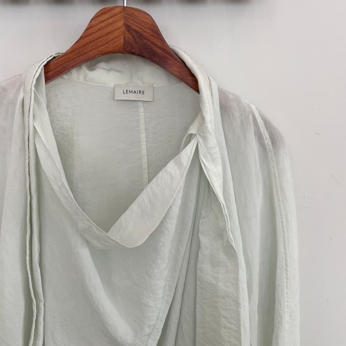 르메르 타이 드레이프 넥 블라우스 상품이미지4