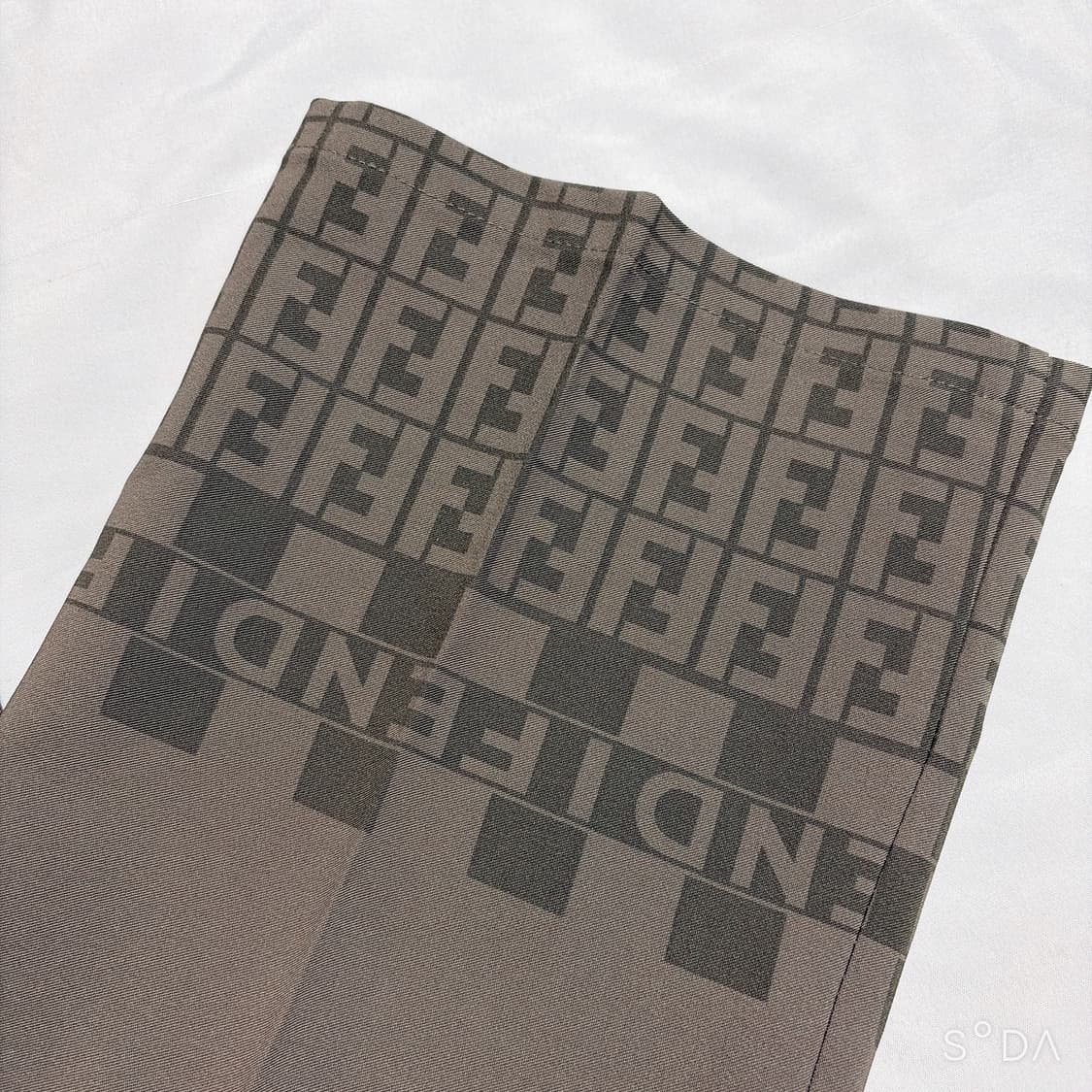 펜디 FF 로고 패턴 슬랙스 팬츠 카키베이지 상품이미지2